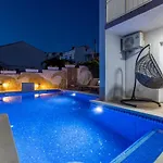Casa vacanze Ines With Pool By The Traù