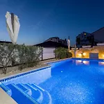 Casa vacanze Ines With Pool By The Traù