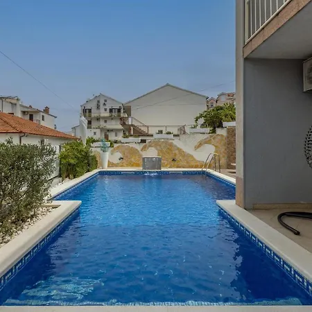 Ines With Pool By The Σπίτι διακοπών Τρογκίρ