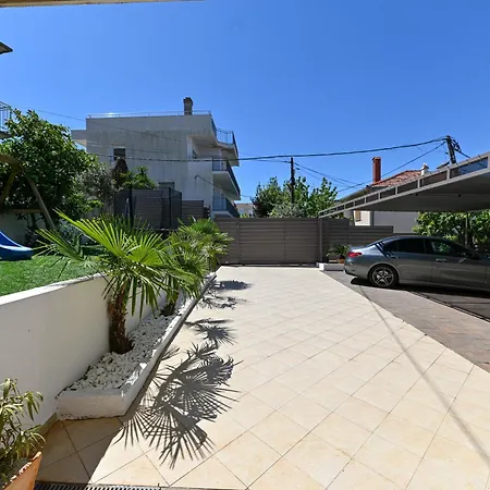 Ines With Pool By The * Τρογκίρ