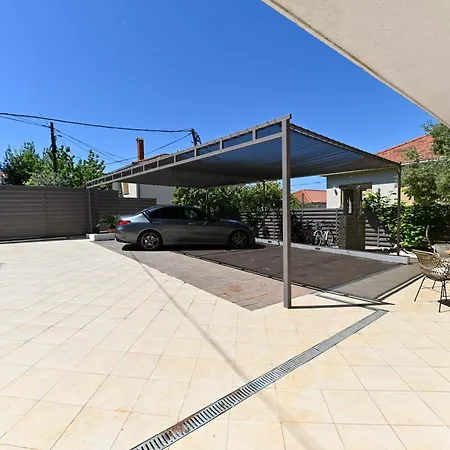 Ines With Pool By The Σπίτι διακοπών Τρογκίρ