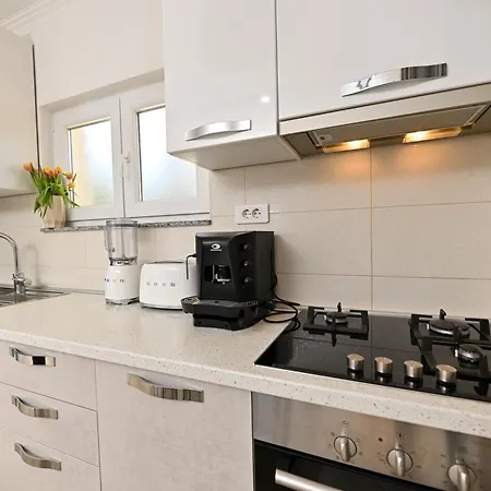 Ines With Pool By The * Τρογκίρ