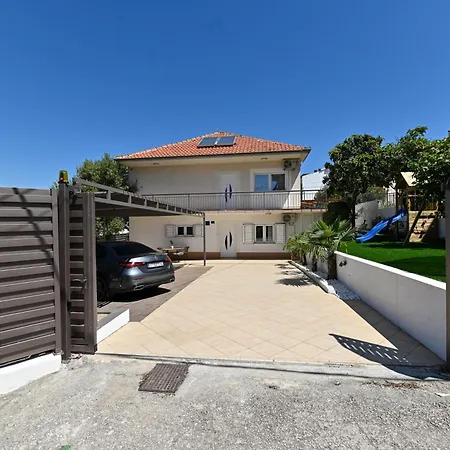 Vakantiehuis Ines With Pool By The