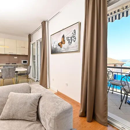 Ines With Pool By The Τρογκίρ