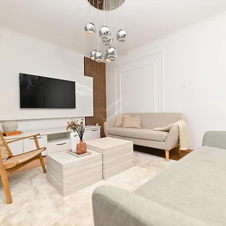 Ines With Pool By The Σπίτι διακοπών