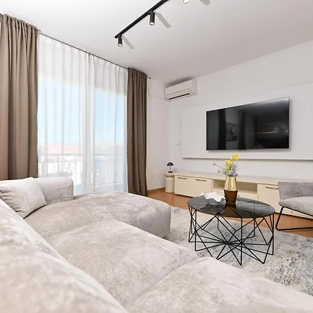 Ines With Pool By The Τρογκίρ