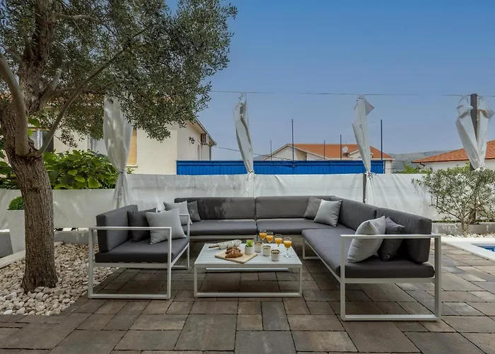 Vakantiehuis Ines With Pool By The