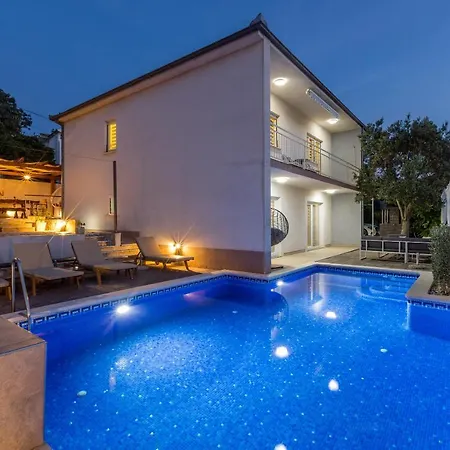 Semesterbostad Ines With Pool By The