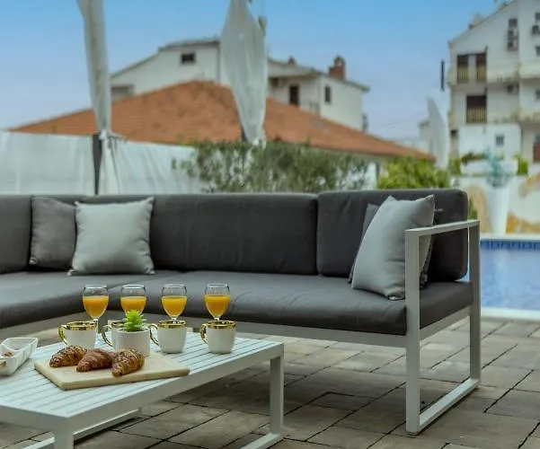 Ines With Pool By The Hébergement de vacances