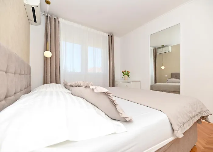 Ines With Pool By The Hébergement de vacances