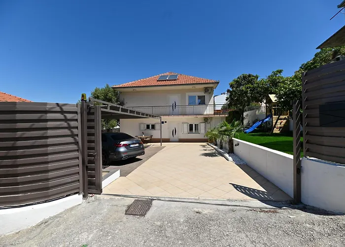 Hébergement de vacances Ines With Pool By The