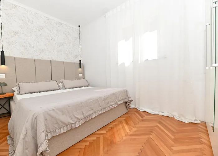 Ines With Pool By The Hébergement de vacances *