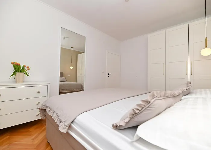 Ines With Pool By The Hébergement de vacances