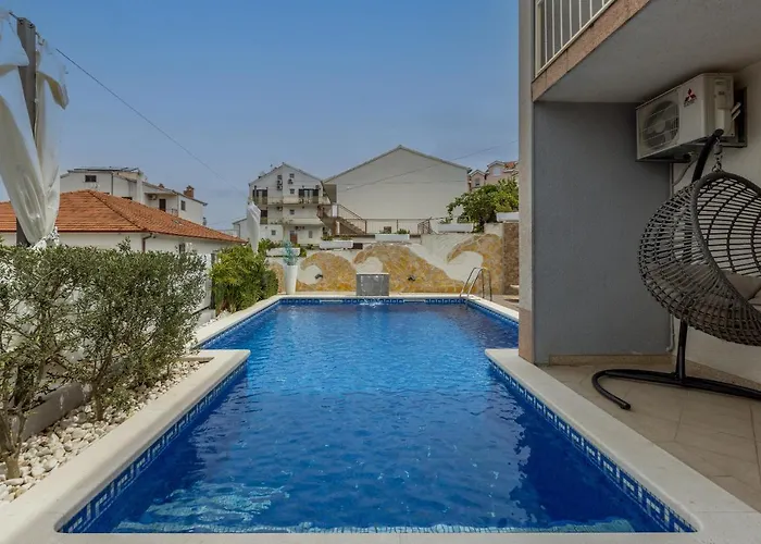 Ines With Pool By The Будинок відпочинку Трогір