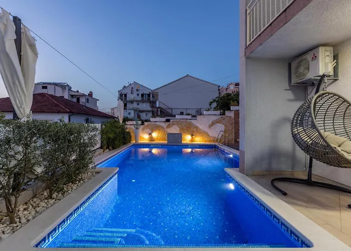 Ines With Pool By The Будинок відпочинку *