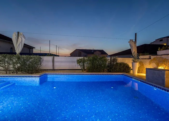 Ines With Pool By The Будинок відпочинку