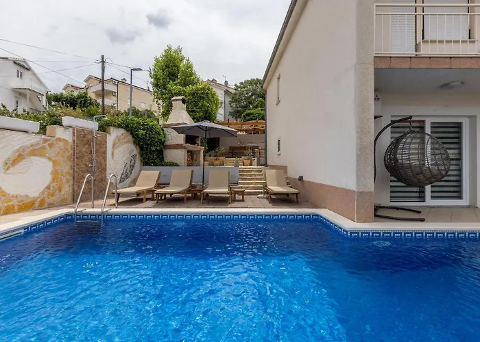 Ines With Pool By The Трогір