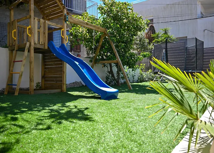 Ines With Pool By The Будинок відпочинку Трогір