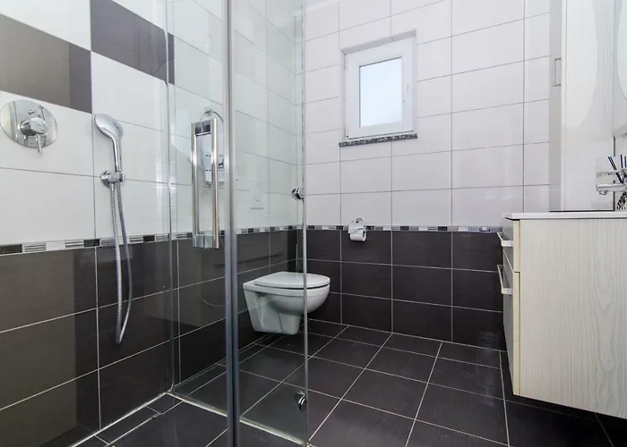 Ines With Pool By The Трогір